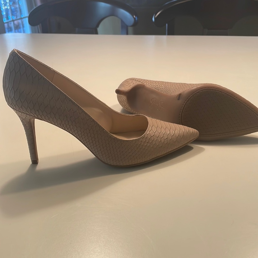 Tan pumps/. NEW Never worn